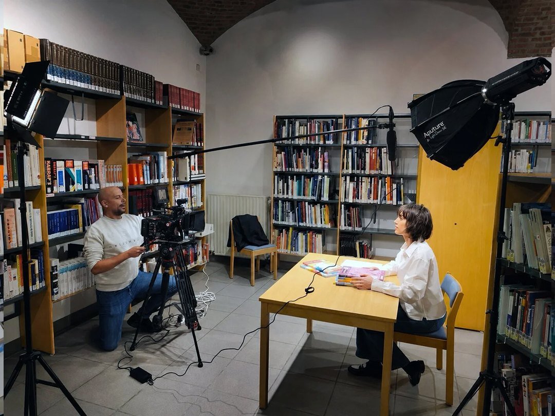Coulisses d'un tournage de vidéo institutionnelle dans une bibliothèque, réalisation Polygraphix Studio