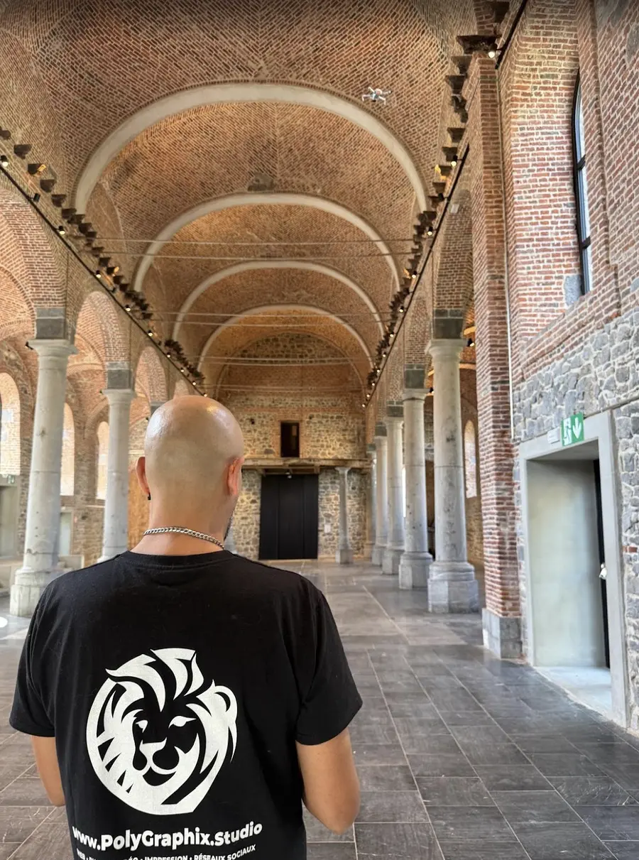 Tournage au drone sous les voûtes de l’église du site Saint-Vaast à Fontaine-l’Évêque